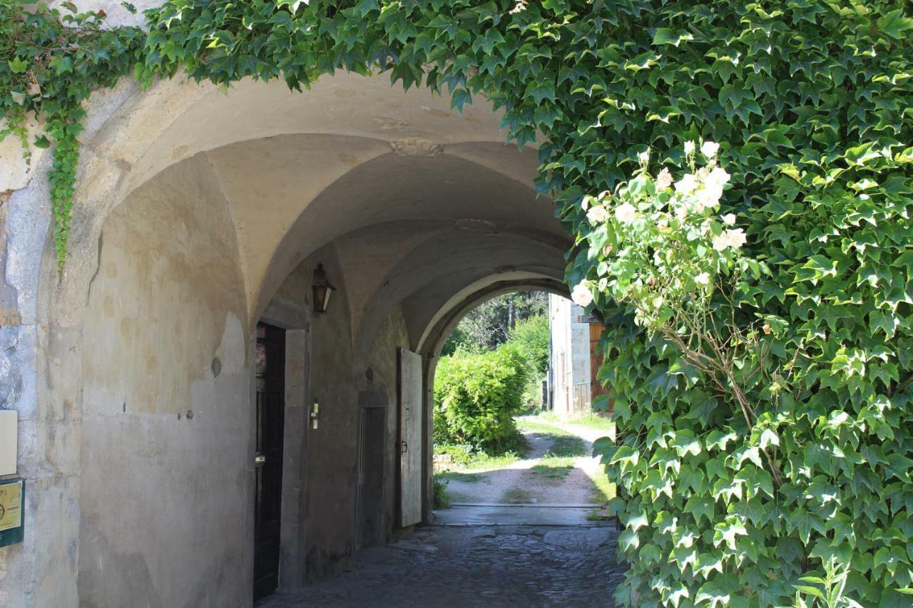 Gîte du château de Feschaux, Jura Villeneuve-sous-Pymont Extérieur photo